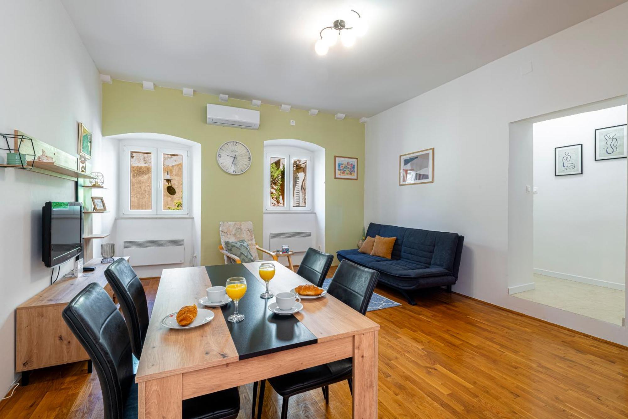 Two Oranges Apartment